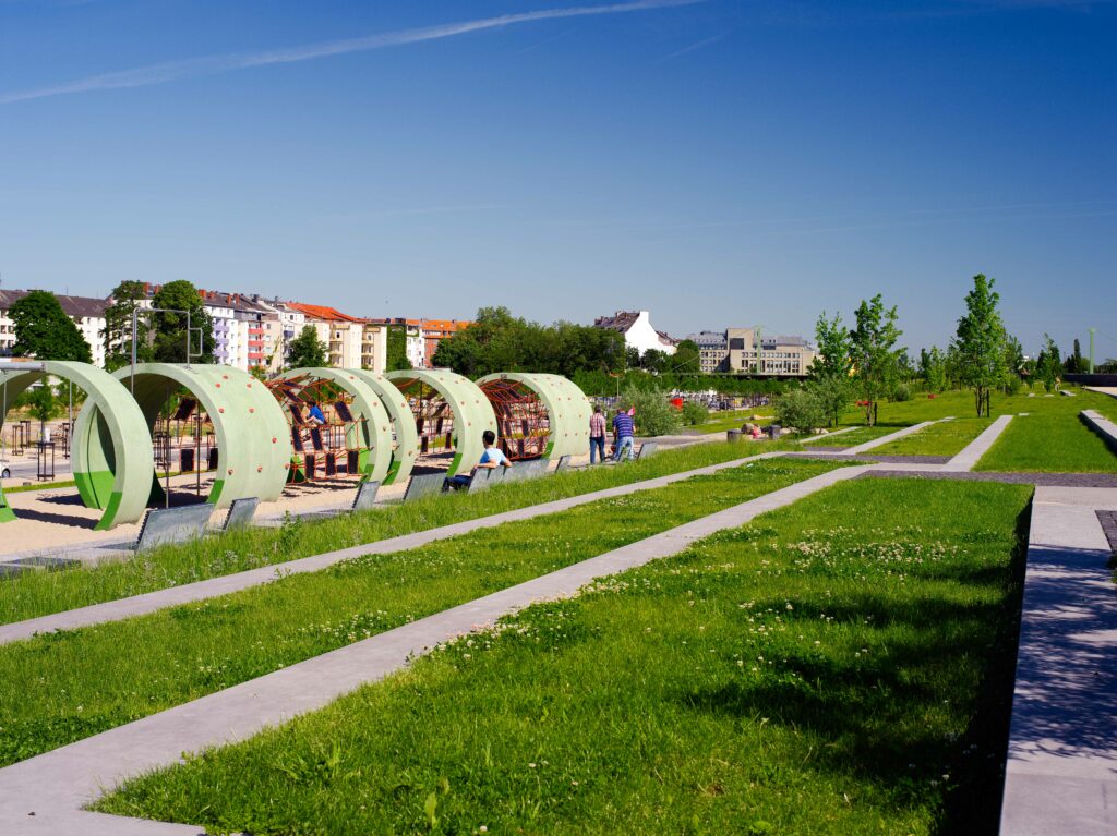 Ein Park mit viel Grünfläche.