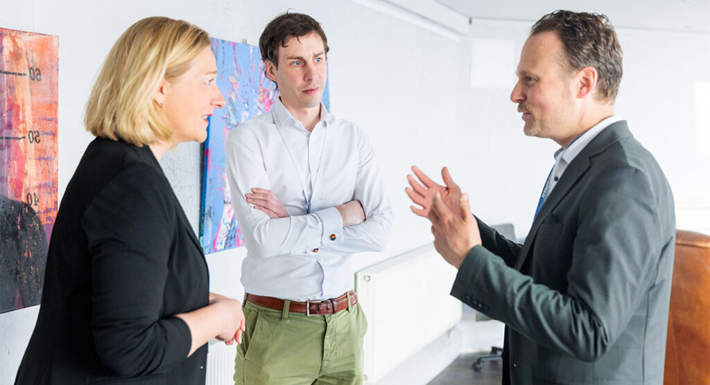 Kai Gehring, Mitglied des Bundestages, tauscht sich mit IHK-Hauptgeschäftsführerin Kerstin Groß und Vollversammlungsmitglied sowie Unternehmer Jan Imhoff aus.