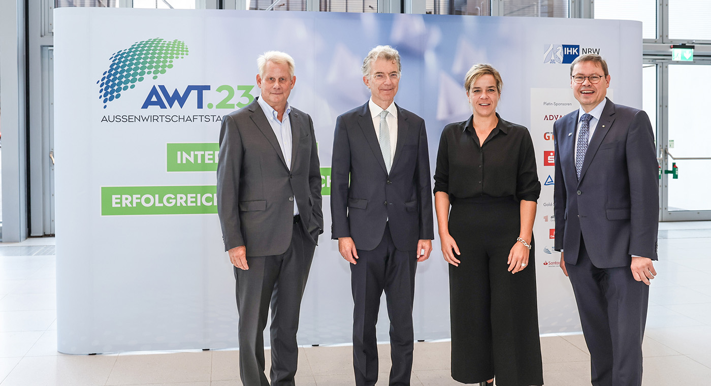 Andreas Schmitz, Präsident der IHK Düsseldorf, NRW-Wirtschaftsministerin Mona Neubaur und Ralf Stoffels, Präsident der IHK NRW beim Außenwirtschaftstag 2023 in Düsseldorf.