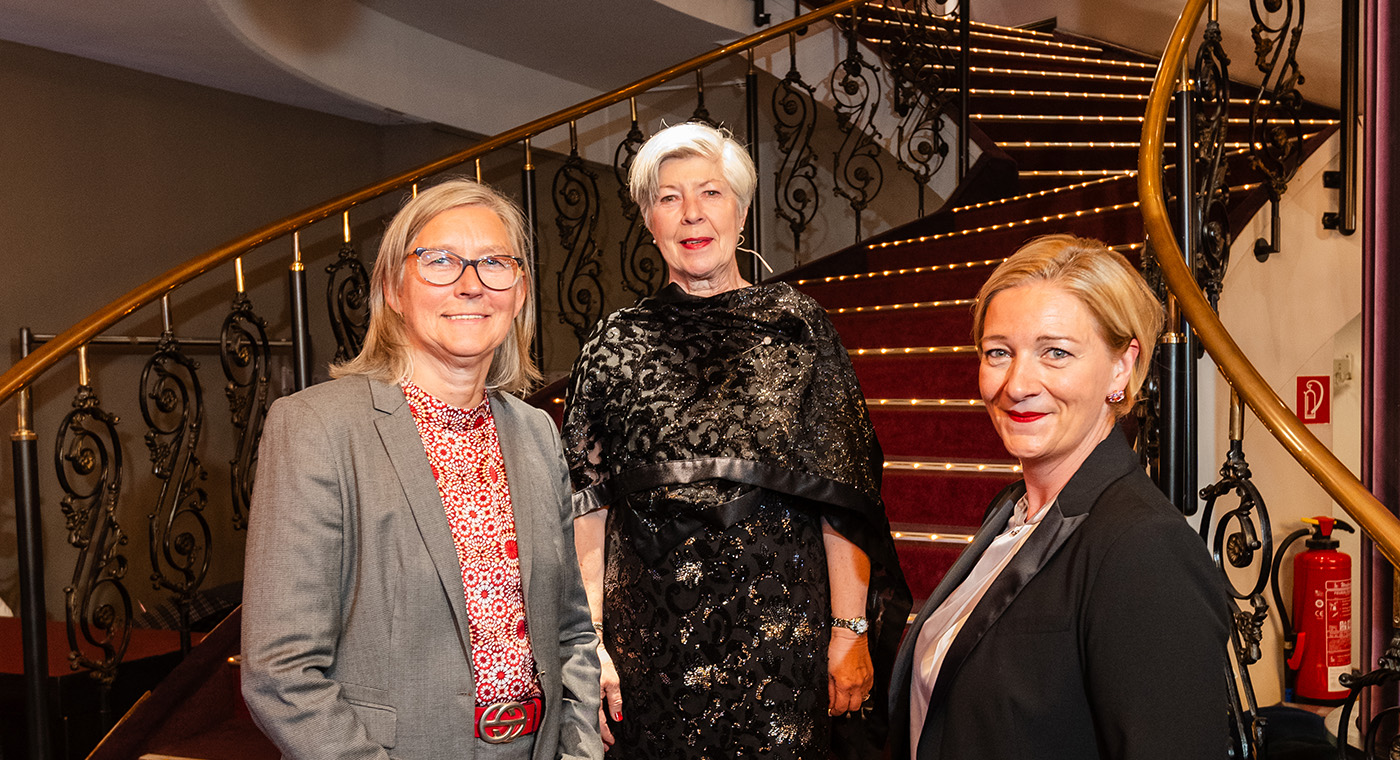Birgit Unger (links) führte durch das Abendprogramm. Jutta Kruft-Lohrengel (mitte) und Kerstin Groß (rechts) begrüßten die Gäste.