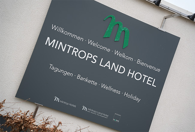 Schild "Mintrops Land Hotel"