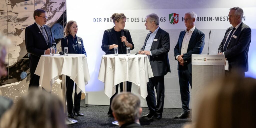 Podiumsdiskussion mit sechs Personen