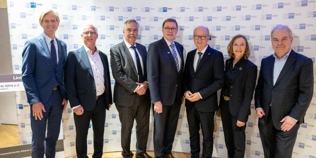 Gruppenfoto mit sieben Personen.