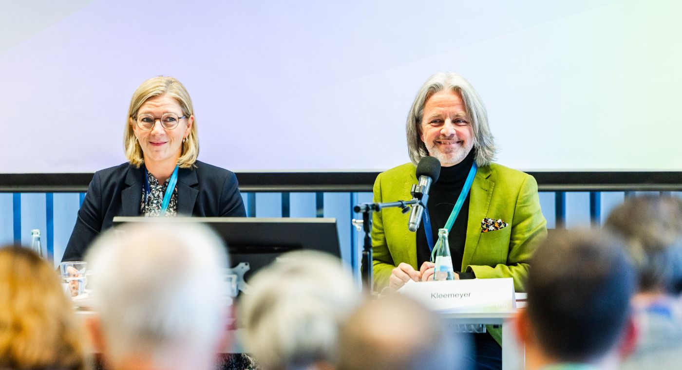 Eine Frau und ein Mann lächeln.