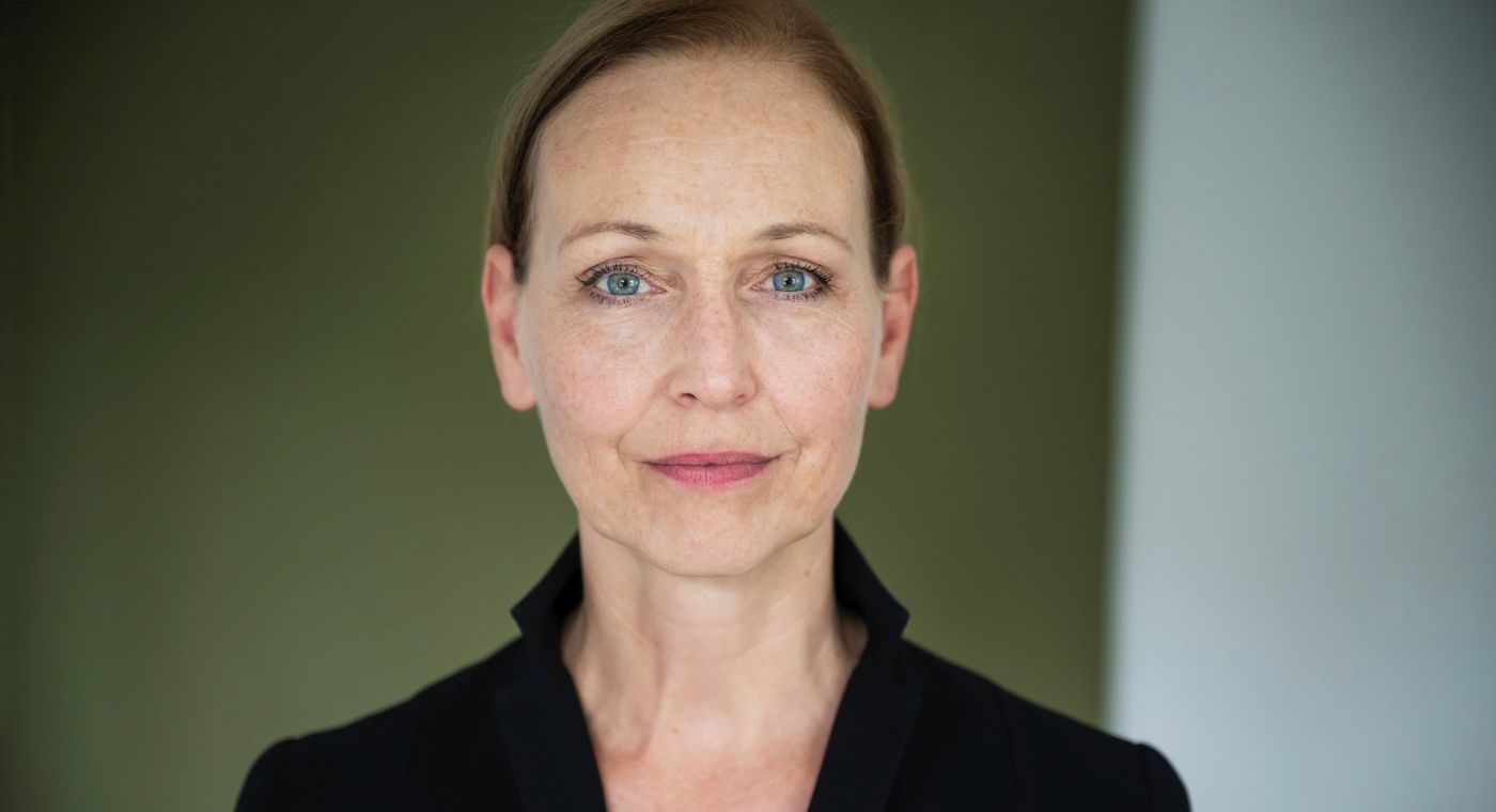 Eine Frau guckt in die Kamera.