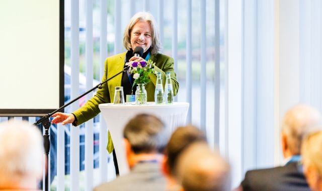 Ein Mann hält eine Rede