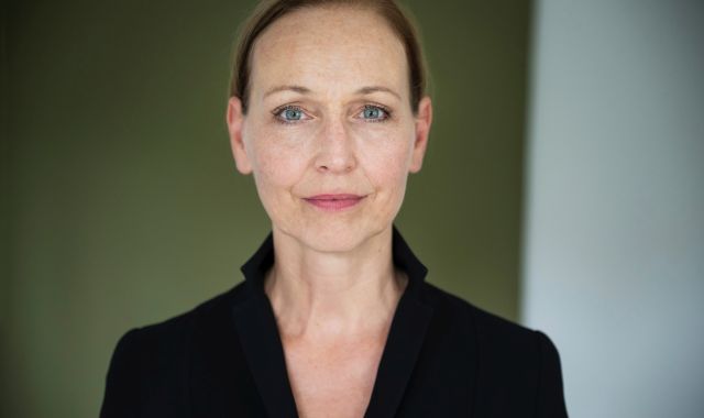 Eine Frau guckt in die Kamera.