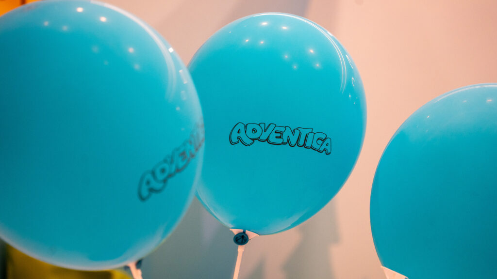 Auf Luftballons steht ADVENTICA.