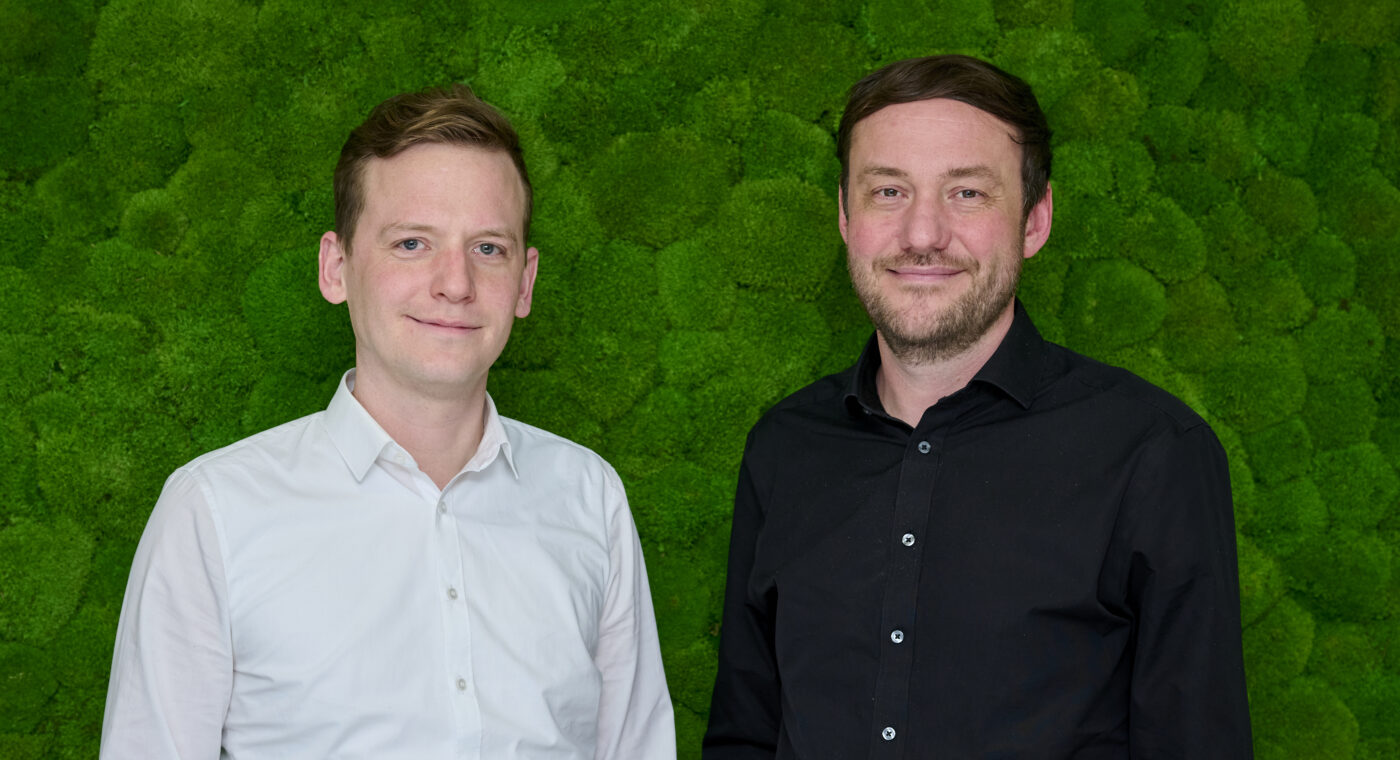 Zwei Männer in einem Hemd.