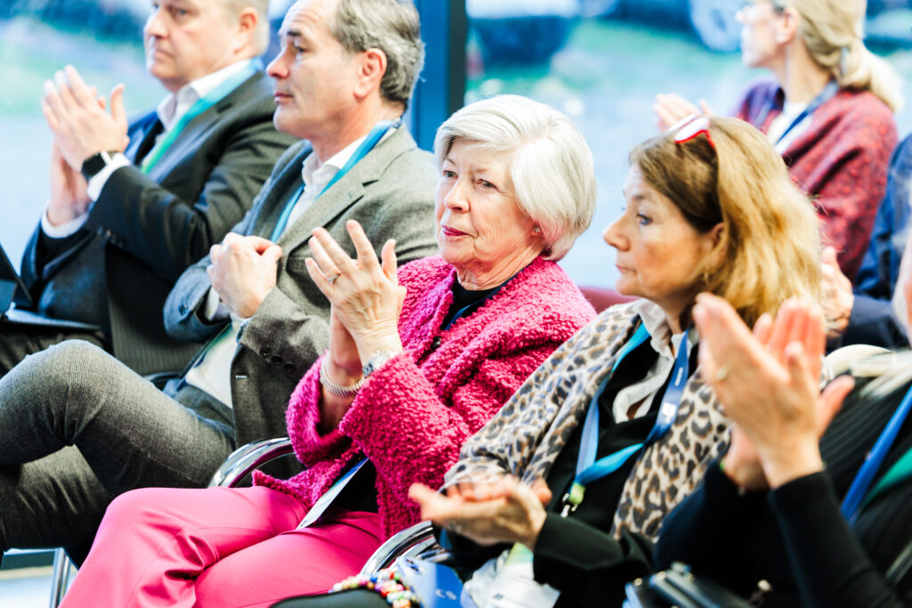 Mehrere Personen klatschen