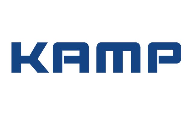 Weißer Hintergrund und im Vordergrund steht in großen Buchstaben "KAMP".