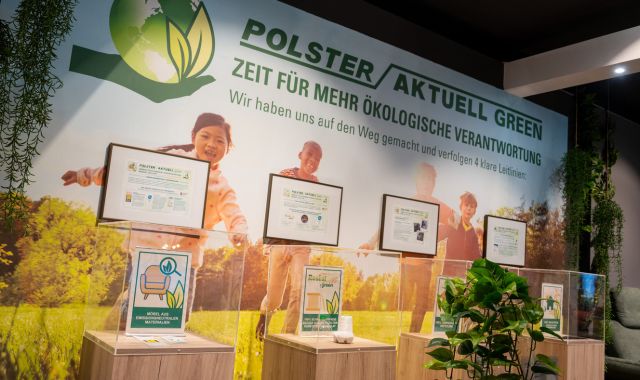 Ausstellungsbereich mit Informationsständen zu nachhaltigen Materialien und ökologischer Verantwortung.
