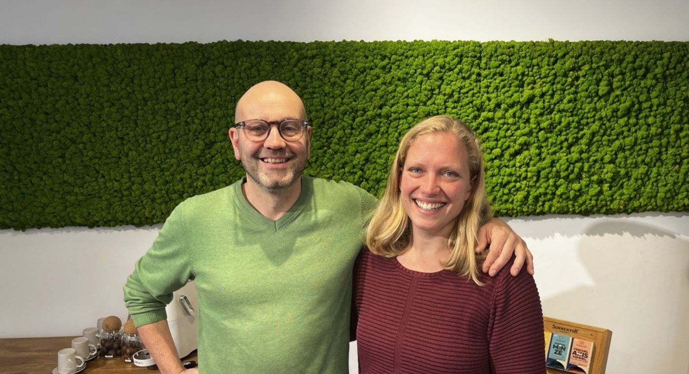 Ein Mann und eine Frau lachen in die Kamera.