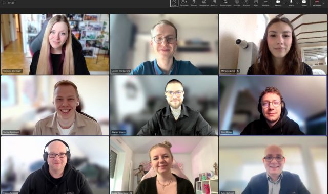 Zoom-Meeting von den neun Mitarbeitenden. Alle lächeln in die Kamera.