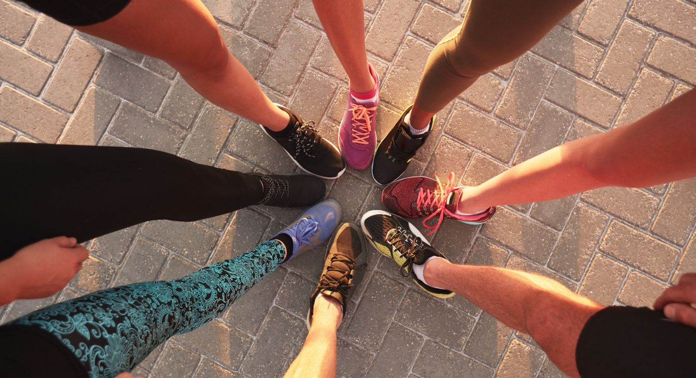Foto von den Sportschuhen von acht Personen.