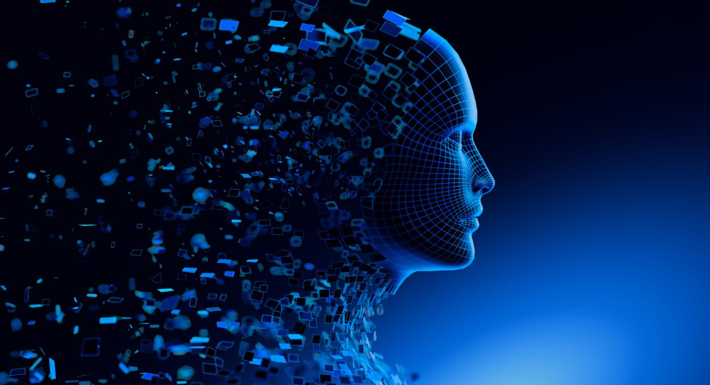 Blau leuchtende Darstellung eines menschlichen Kopfes aus Drahtgitterstruktur. Der hintere Teil des Kopfes löst sich in viele kleine digitale Fragmente und geometrische Formen auf, die nach außen schweben.