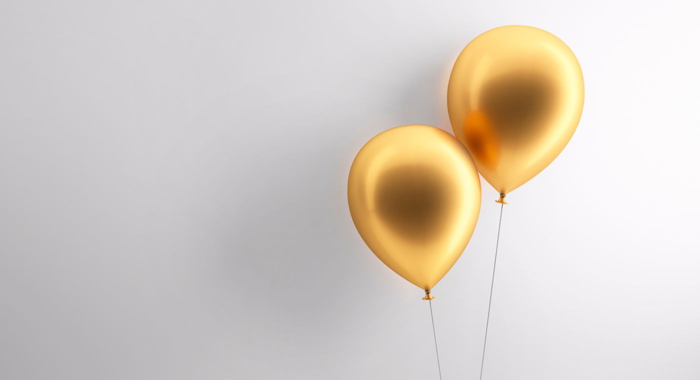 Zwei goldene Luftballons