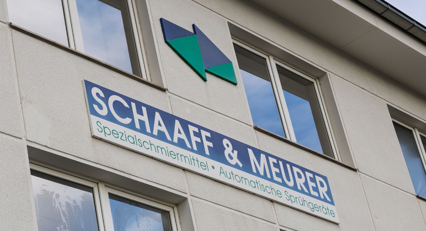 Ein Stück eines Gebäudes mit einem großen Firmenlogo.