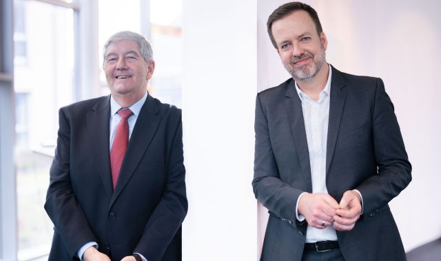 Fotocollage aus zwei Fotos. Auf dem linken sowie auf dem rechten Foto ist jeweils ein Mann im Anzug, der in die Kamera lächelt.