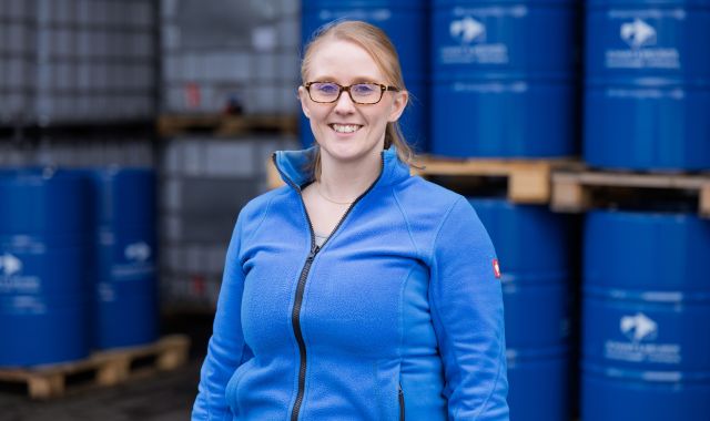 Eine Frau lächelt in die Kamera.