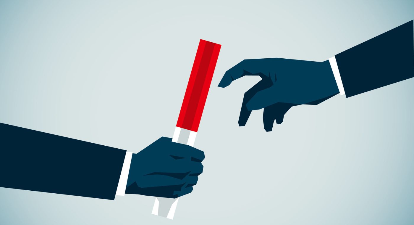 Ein Staffelstab wird übergeben.