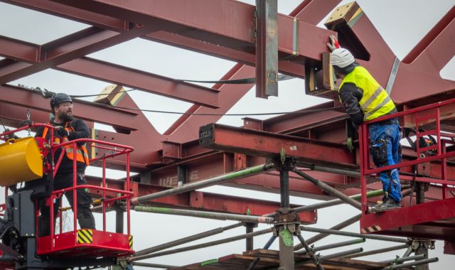 Bauarbeiter auf einem Gerüst.