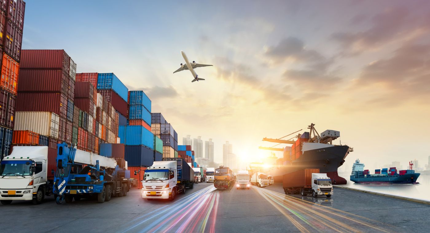 Hafen mit LKW´s und Schiffen auf dem Wasser.
