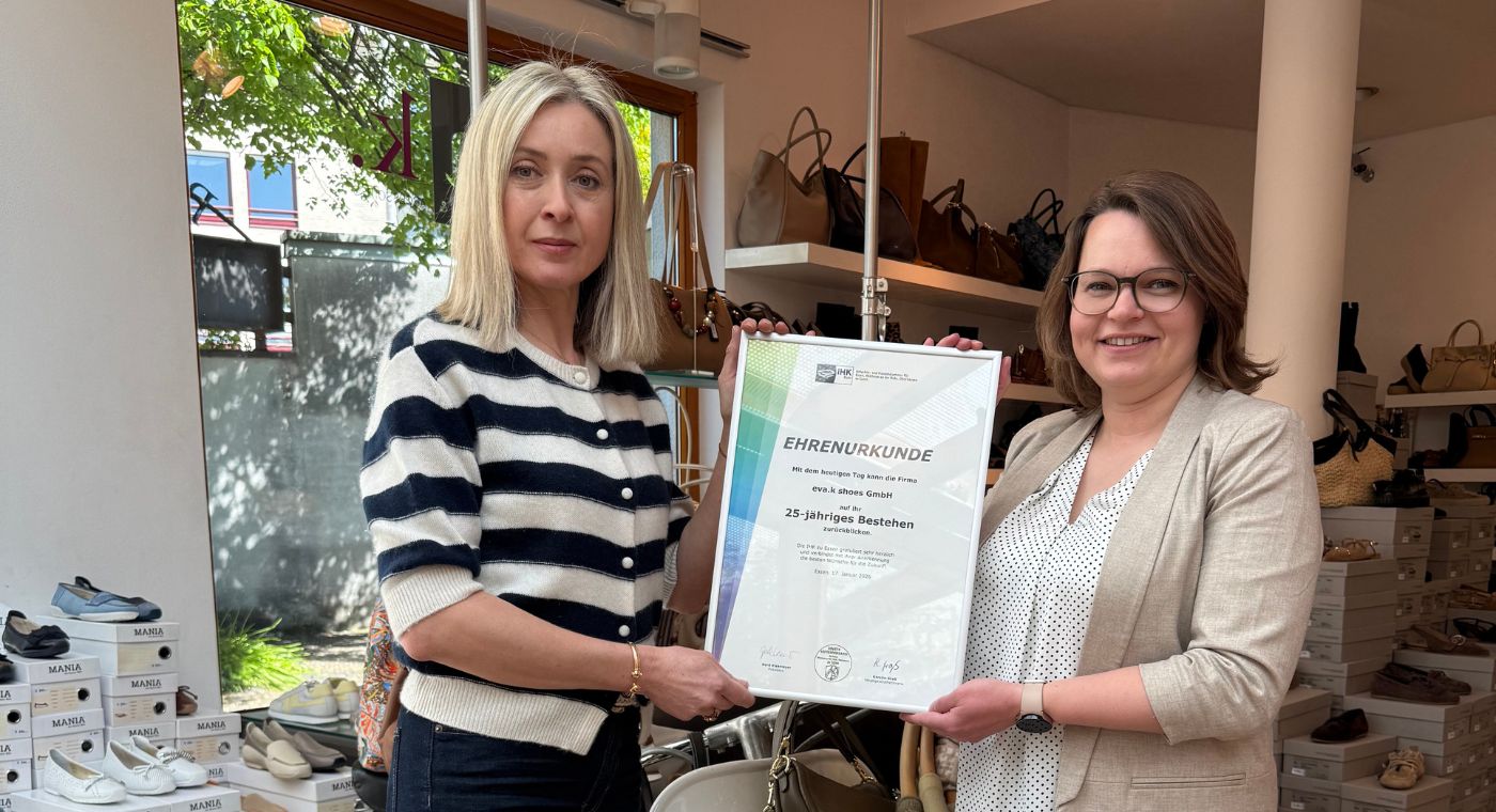 Zwei Frauen halten eine Urkunde.