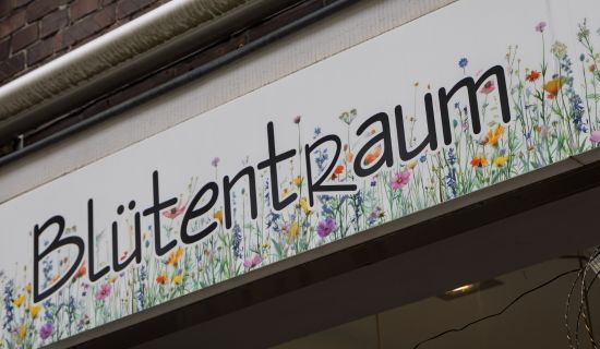 Schild mit dem Namen BlütentRaum