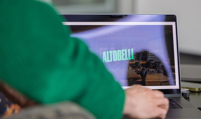 Auf dem Bildschirm eines Notebooks steht ALTOBELLI.