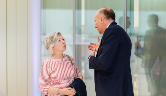 Eine Frau und ein Mann unterhalten sich.
