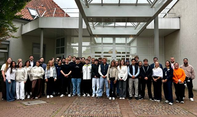 Großes Gruppenbild der Nachwuchsfachkräfte der Evonik. 