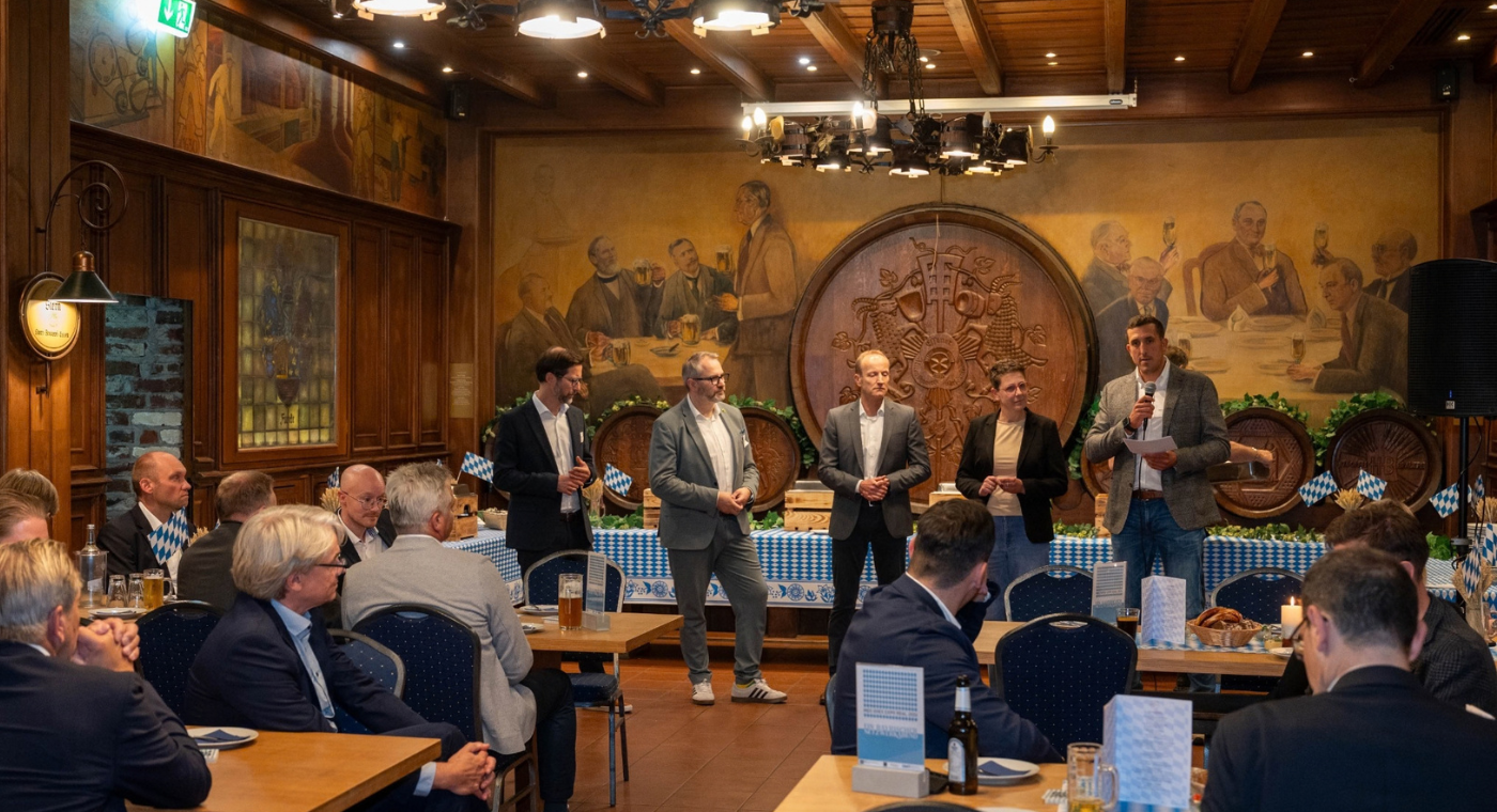 5 Personen halten eine Rede.