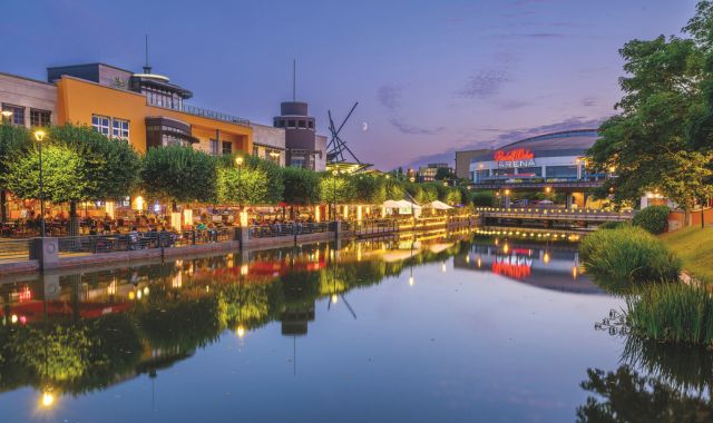 CentrO-Promenade Oberhausen und die Rudolf Weber Arena.