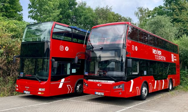 Zwei rote Doppeldecker-Busse