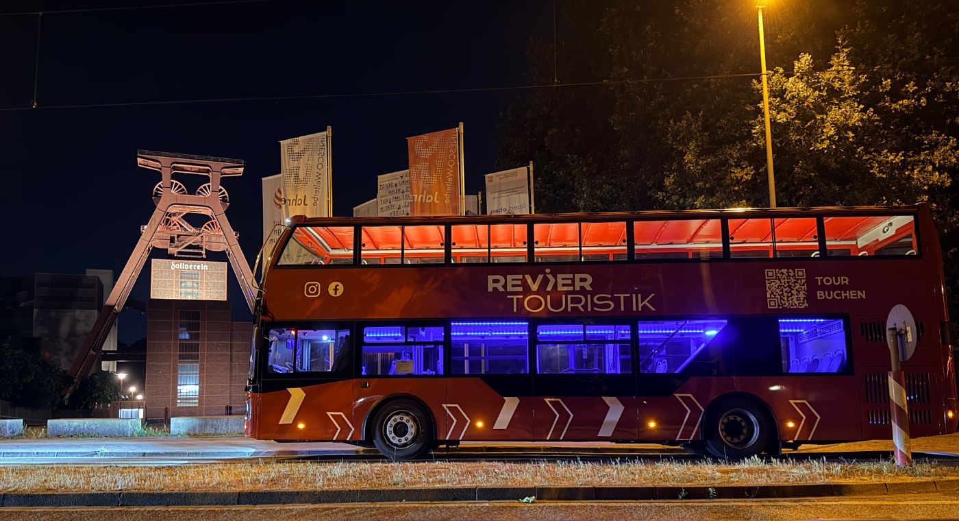 Ein roter Doppeldecker-Bus steht auf der Straße.