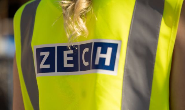 Eine Warnweste mit der Aufschrift ZECH