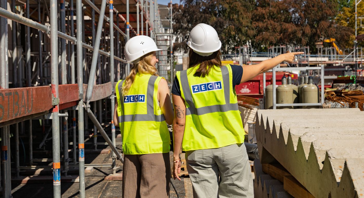 Zwei Frauen auf der Baustelle