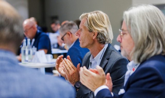 Ralf Mittelstädt/IHK NRW und IHK-Präsident Gerd Kleemeyer applaudieren.