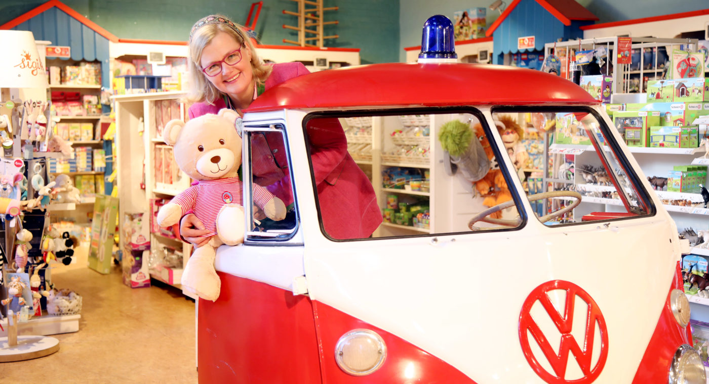 Inhaberin von Frechdachs hinter einem alten VW Bus